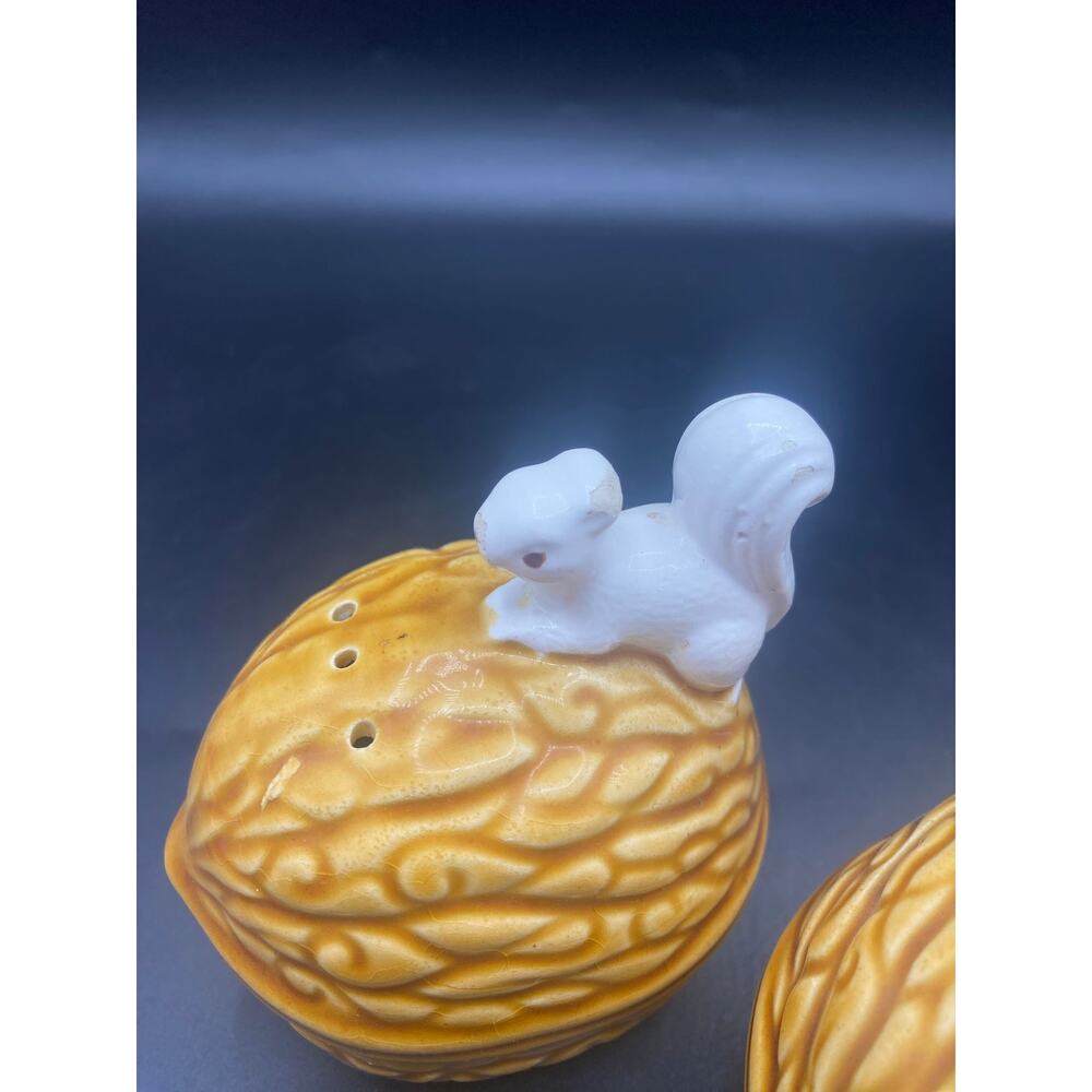 Vintage Enesco White Squirrels on Walnuts Nuts E4155 Salt & Pepper Shakers - Picture 4 of 10